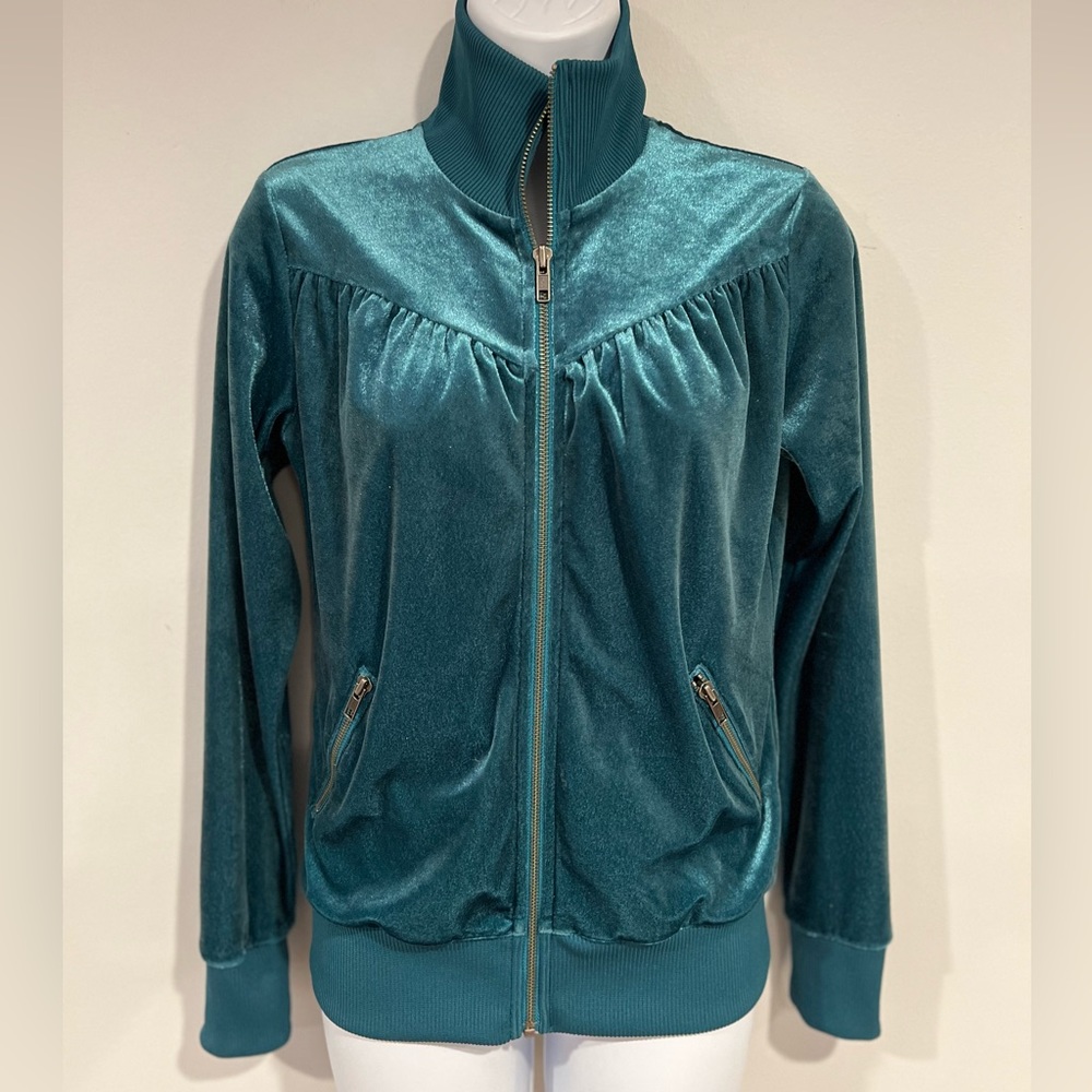 H&M green activewear velvet an “ exclusive “ top💥